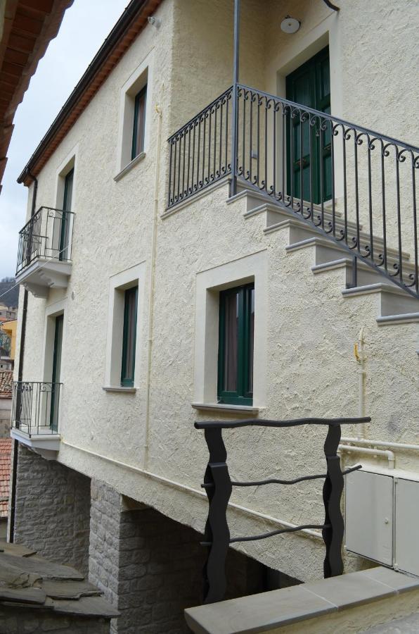 B&B La Casa Di Giulietta Castelmezzano Bagian luar foto