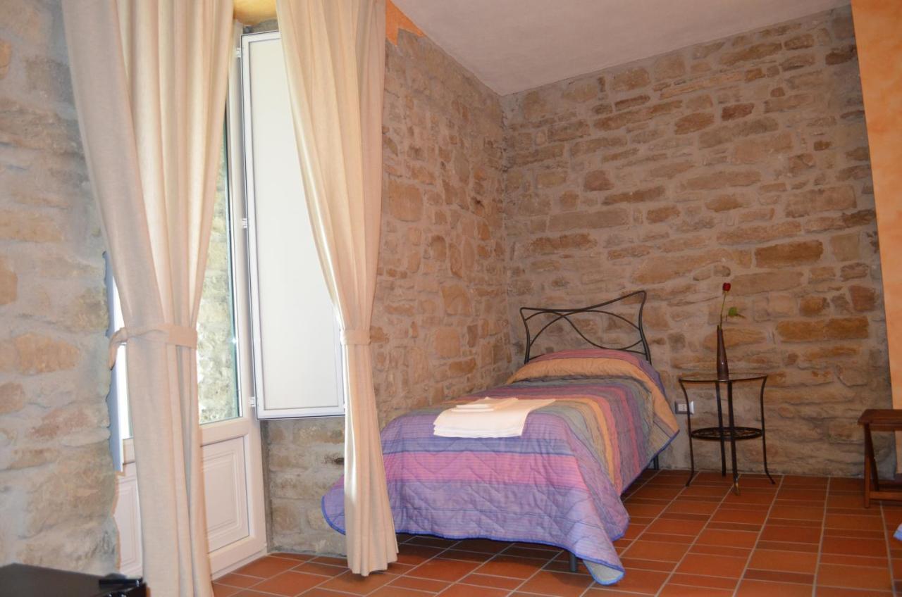 B&B La Casa Di Giulietta Castelmezzano Bagian luar foto